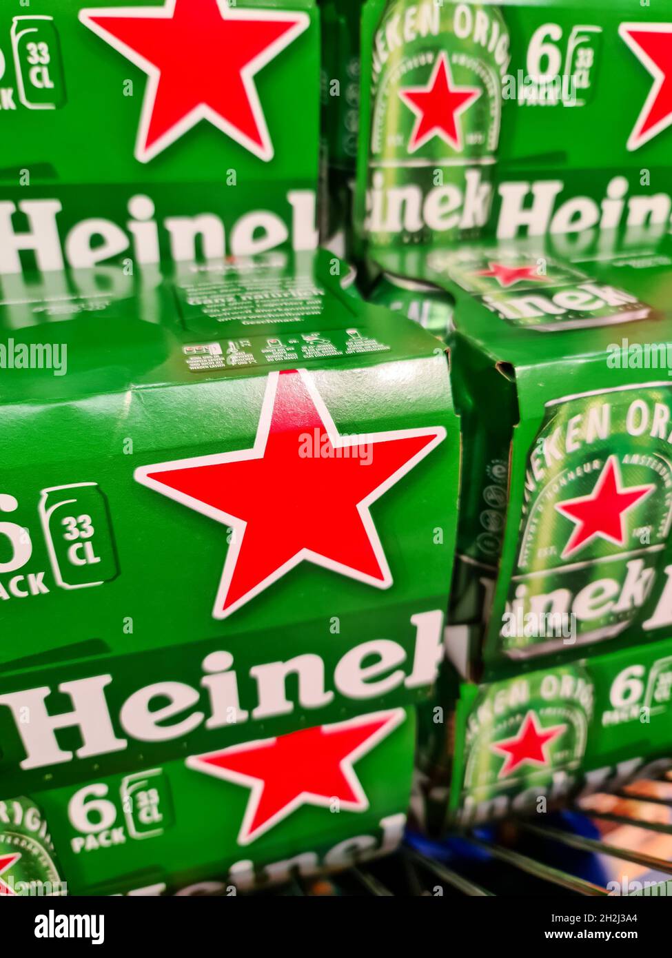 KIEL, ALLEMAGNE - 01 octobre 2021: La société Heineken canettes de bière en emballage vert sur une pile dans un supermarché en Allemagne prêt à la vente Banque D'Images