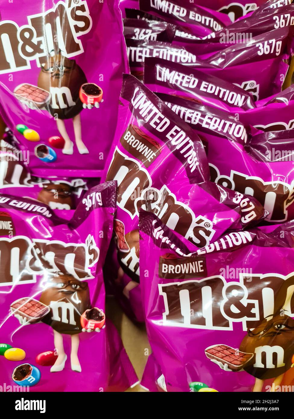 KIEL, ALLEMAGNE - 01 octobre 2021 : le chocolat de la société allemande M&M  en emballage violet dans un panier de vente dans un supermarché Photo Stock  - Alamy