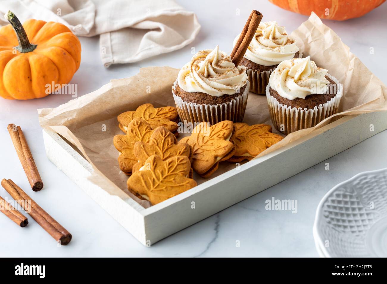 Un Plateau De Biscuits Aux Epices A La Cannelle Et De Petits Gateaux Depolis Avec Du Fromage A La Creme Photo Stock Alamy