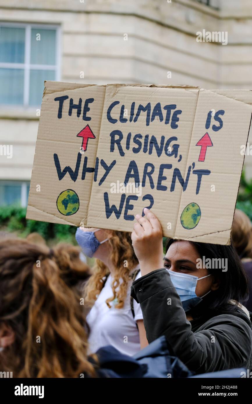 Bristol, Royaume-Uni.22 octobre 2021.La grève scolaire des manifestants pour  le climat se réunit sur le College Green pour poursuivre la protestation  contre le manque d'action du gouvernement sur le changement climatique.Les  organisateurs