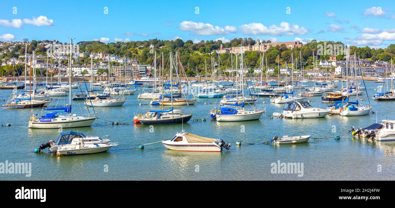 Navires amarrés dans le port de Dartmouth avec Britannia Royal Naval College en arrière-plan, Devon, Angleterre, Royaume-Uni Banque D'Images