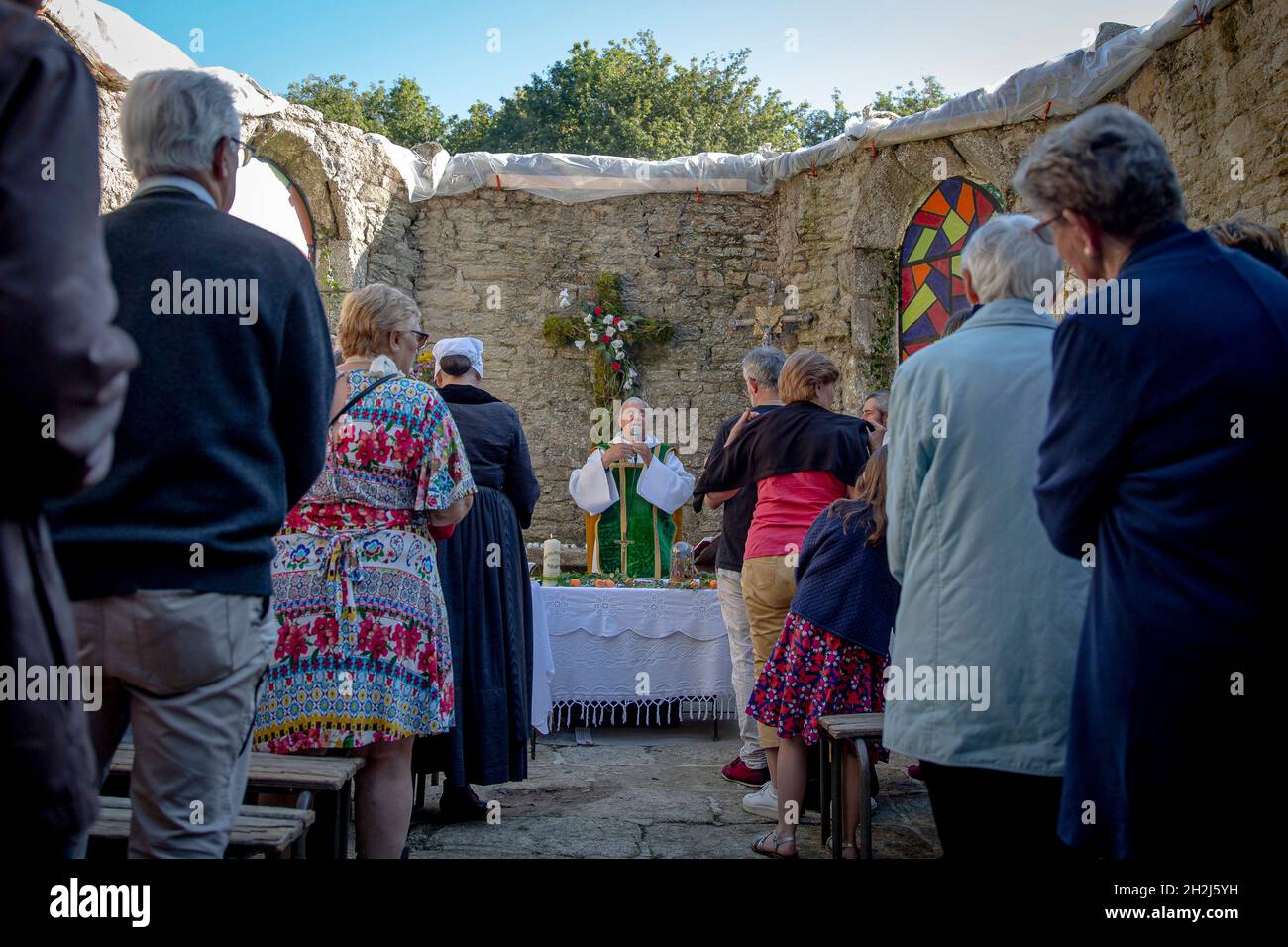 Grâce de Saint-Roch (forme bretonne de pèlerinage) à Plounevez-Quintin (Bretagne, Nord-Ouest de la France), le 15 septembre 2019.Messe célébrée par fath Banque D'Images