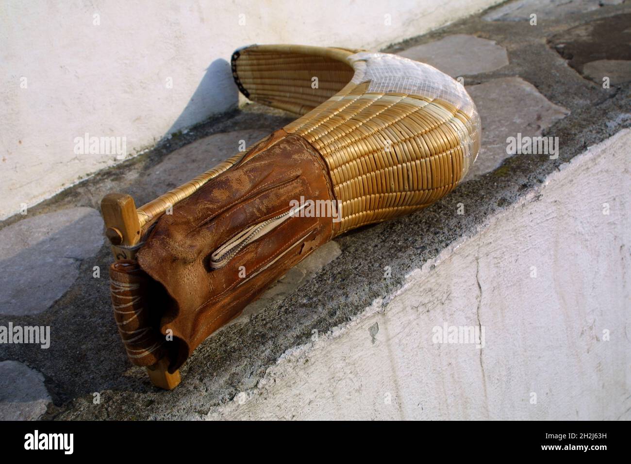 Gant de pelote ou de chistera sur le mur avant, dans le village de Guethary, au pays Basque Banque D'Images