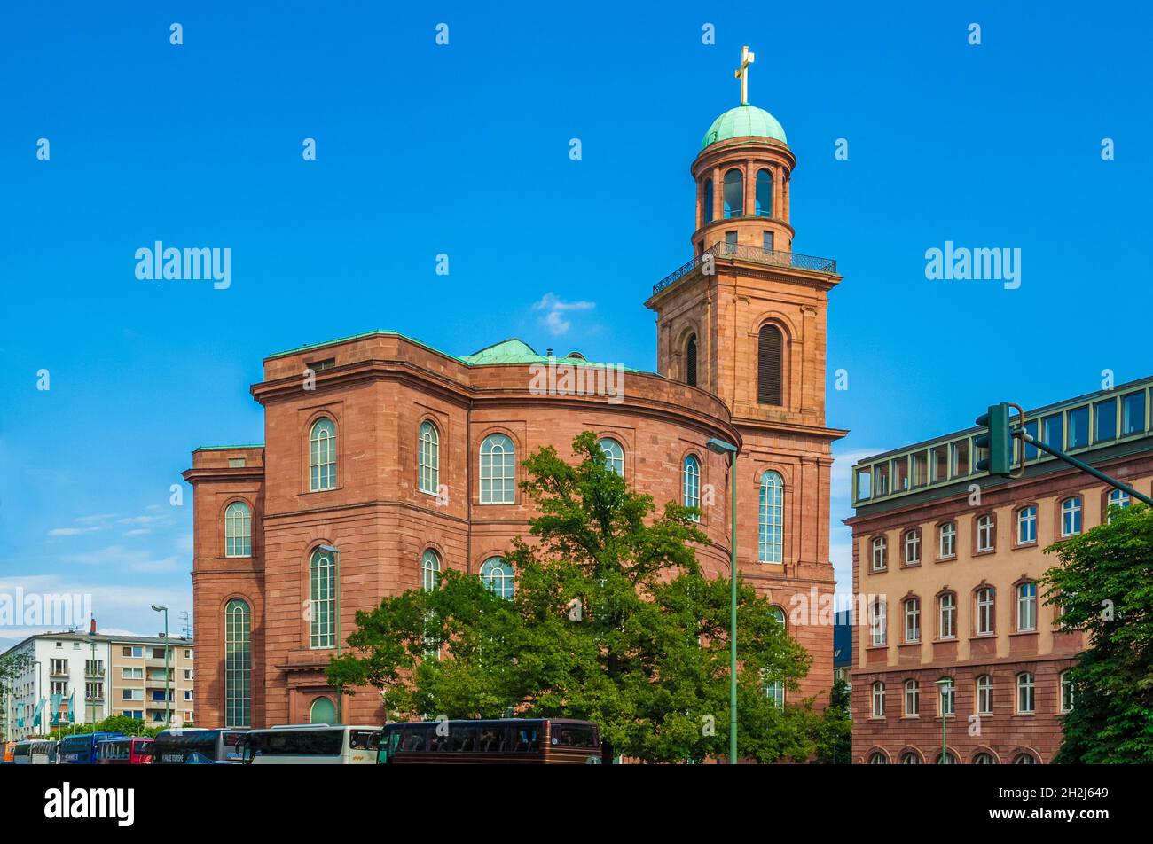 Belle vue sur la célèbre Paulskirche (église St Paul) vue depuis la rue Berliner Straße à Francfort-sur-le-main.C'est un symbole national pour... Banque D'Images