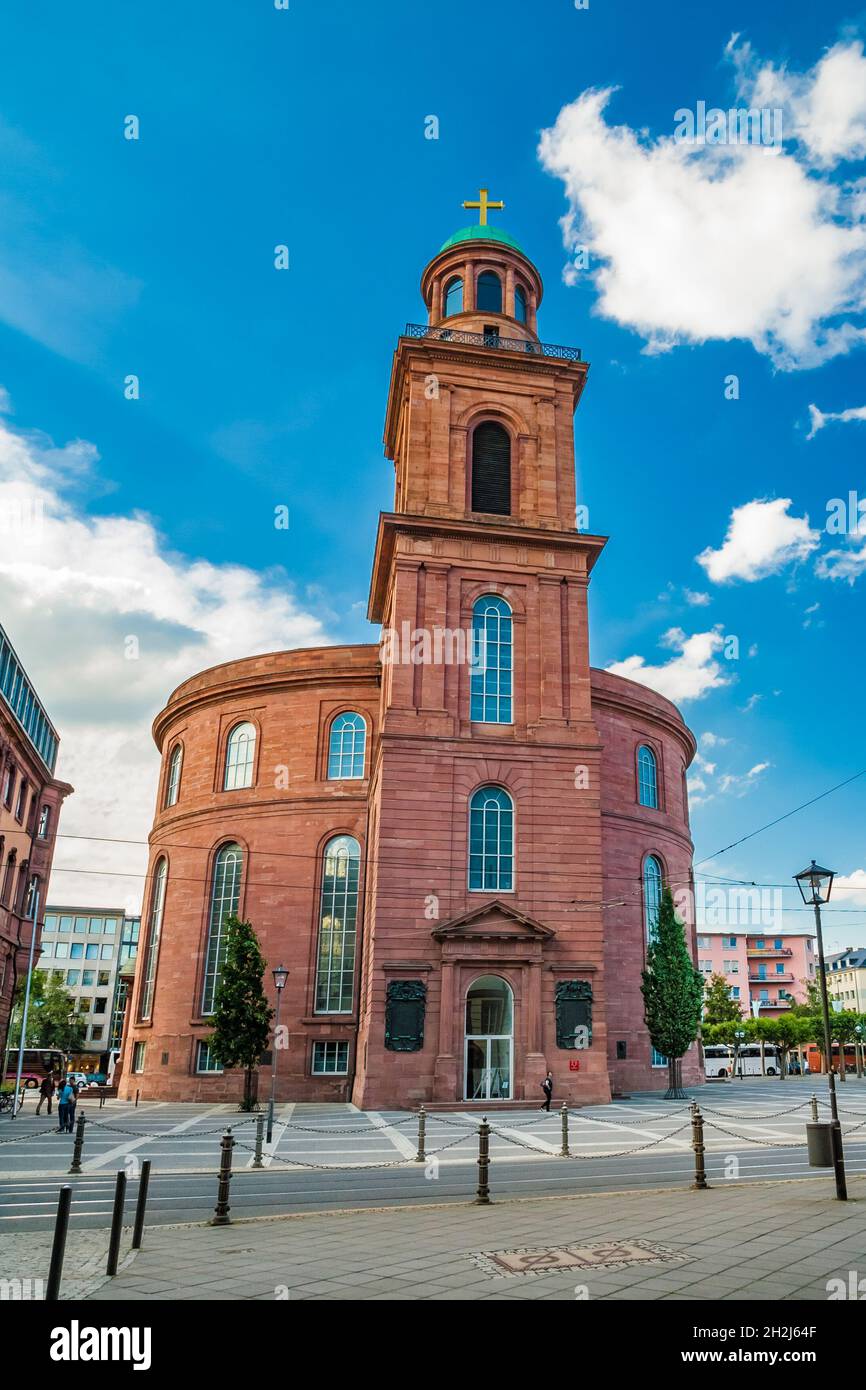 Superbe vue sur l'entrée de la célèbre Paulskirche (église St Paul) sur la place Paulsplatz à Francfort-sur-le-main.C'est un symbole national pour... Banque D'Images