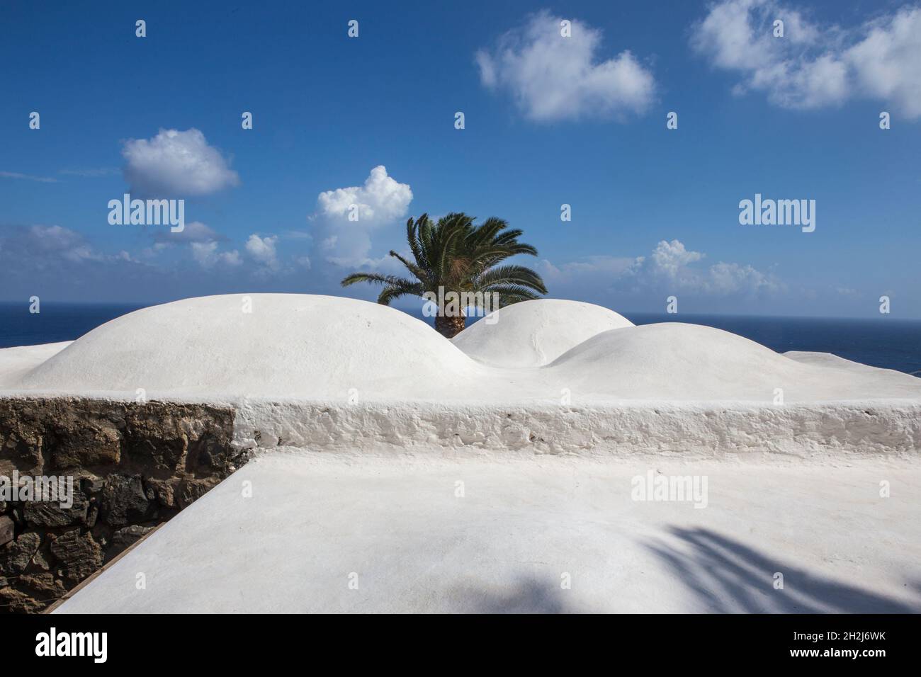 La forme particulière des toits arrondis de dammusi, maisons typiques de Pantelleria Banque D'Images