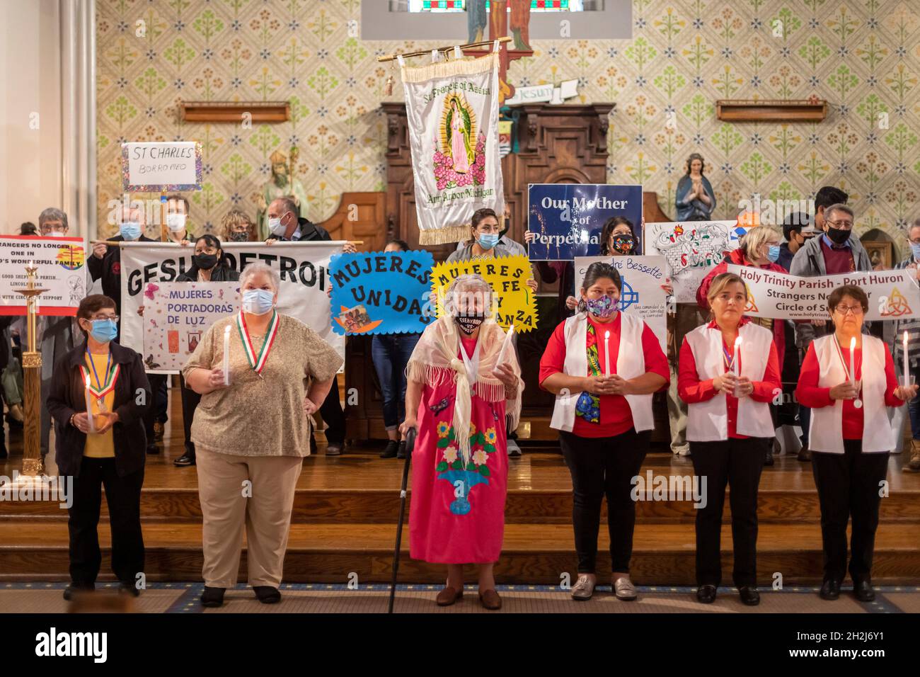 Detroit, Michigan - Une messe à l'église catholique de la Sainte-Trinité pour soutenir les immigrants dans le monde entier.La messe a été accueillie par des étrangers non plus, un imm Banque D'Images