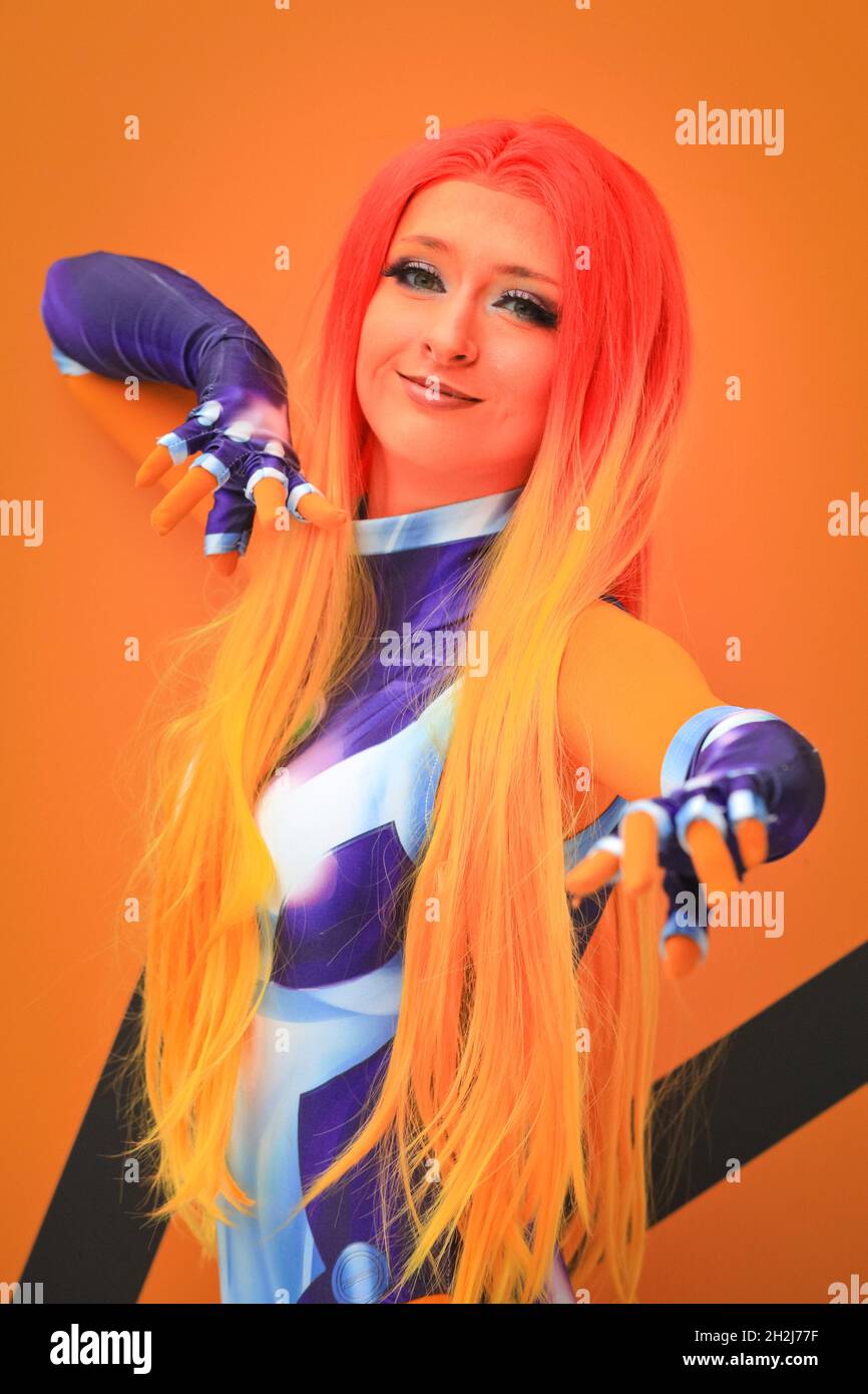 Excel, Londres, Royaume-Uni.22 octobre 2021.Un cojoueur a du plaisir à se poser comme StarFire (princesse Koriand'r), son super héros fictif.Cojoueurs, fans et visiteurs redescendent sur le centre d'exposition Excel London pour MCM Comic con.MCM London Comic con revient le 22-24 octobre pour une célébration de la culture pop.Credit: Imagetraceur/Alamy Live News Banque D'Images