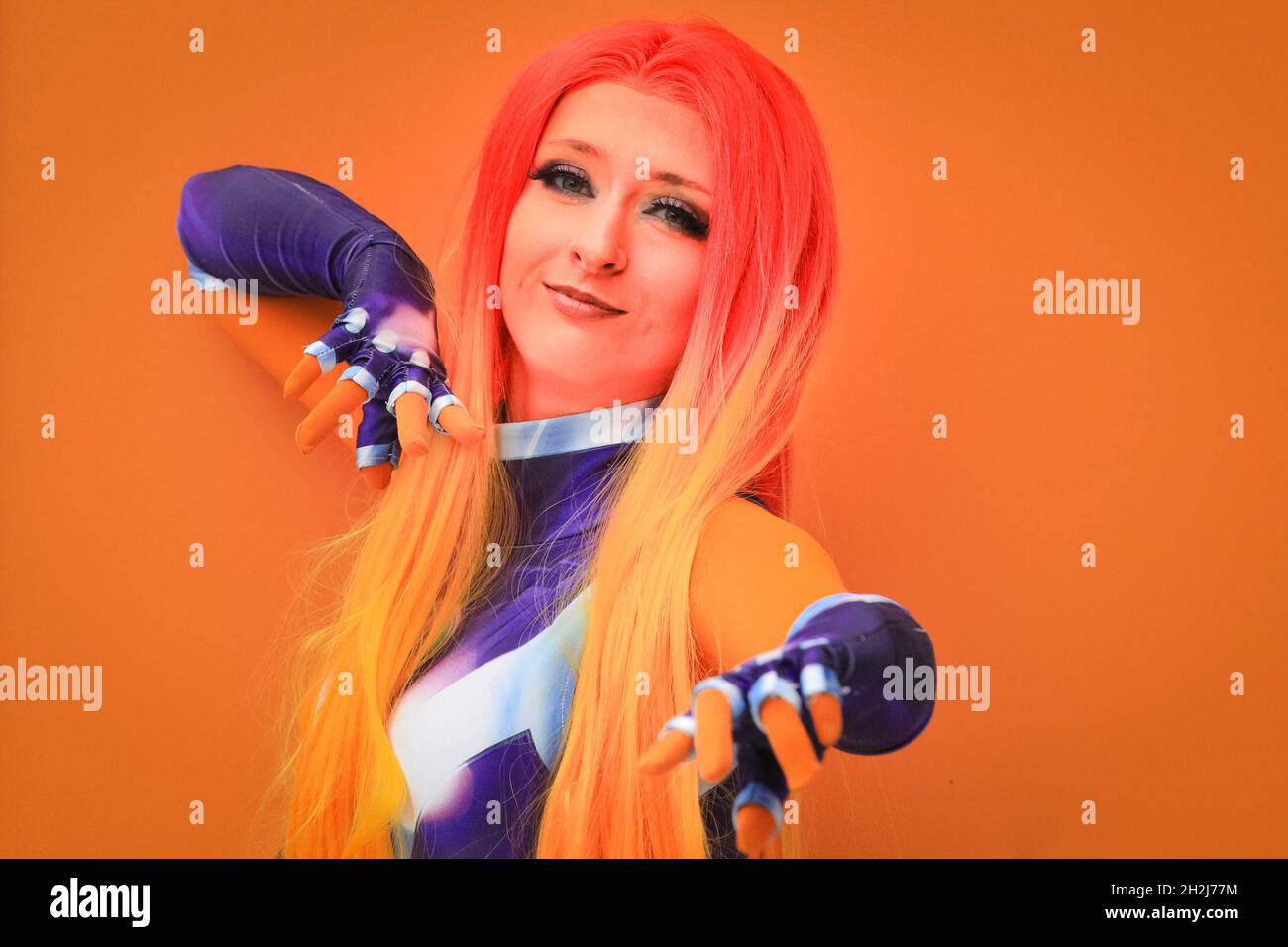 Excel, Londres, Royaume-Uni.22 octobre 2021.Un cojoueur a du plaisir à se poser comme StarFire (princesse Koriand'r), son super héros fictif.Cojoueurs, fans et visiteurs redescendent sur le centre d'exposition Excel London pour MCM Comic con.MCM London Comic con revient le 22-24 octobre pour une célébration de la culture pop.Credit: Imagetraceur/Alamy Live News Banque D'Images
