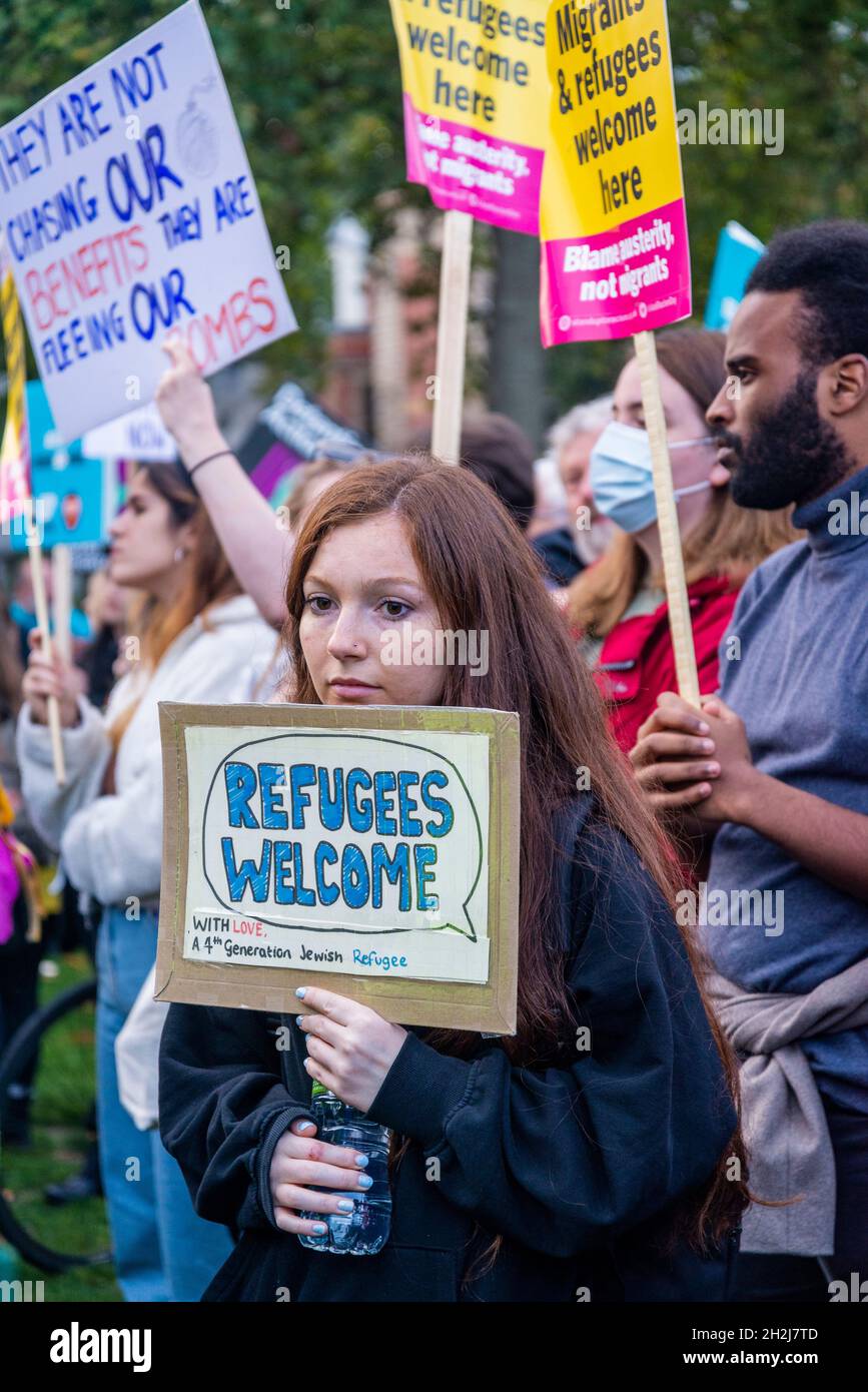 Woman with Refugees Welcome écritter, un réfugié juif de 4e génération, rassemblement de réfugiés contre la nouvelle loi sur la nationalité et les frontières, Parliament Square, Londres, Royaume-Uni, 20/10/2021 Banque D'Images