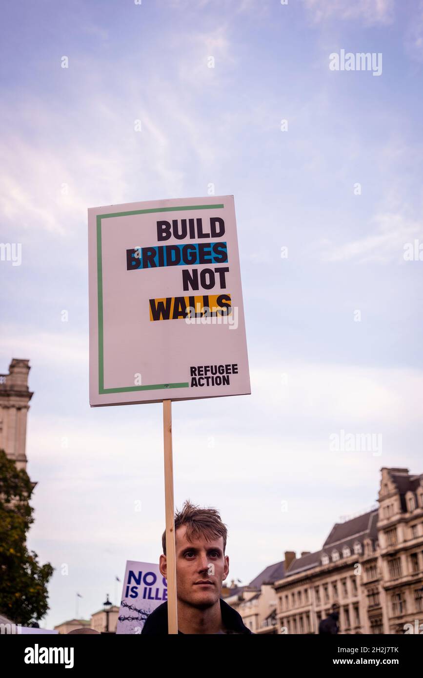 Tall man with Build Bridges Not Walls Telritter, Refugee Rally contre le nouveau projet de loi sur la nationalité et les frontières, Parliament Square, Londres, Royaume-Uni, 20/10/2021 Banque D'Images