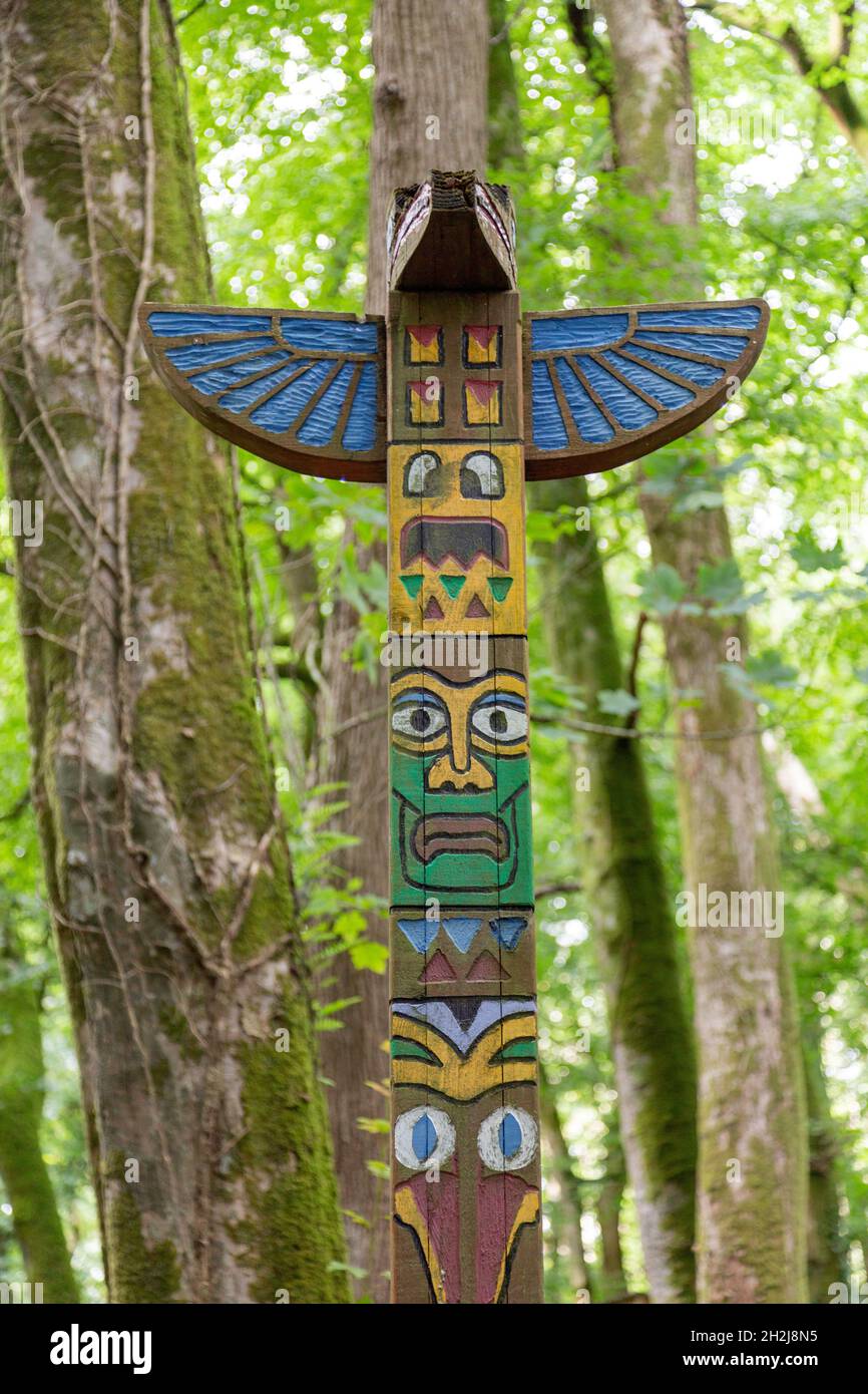 Totem pole au parc à thème familial Woodlands, Totnes, Devon, Angleterre, Royaume-Uni. Banque D'Images