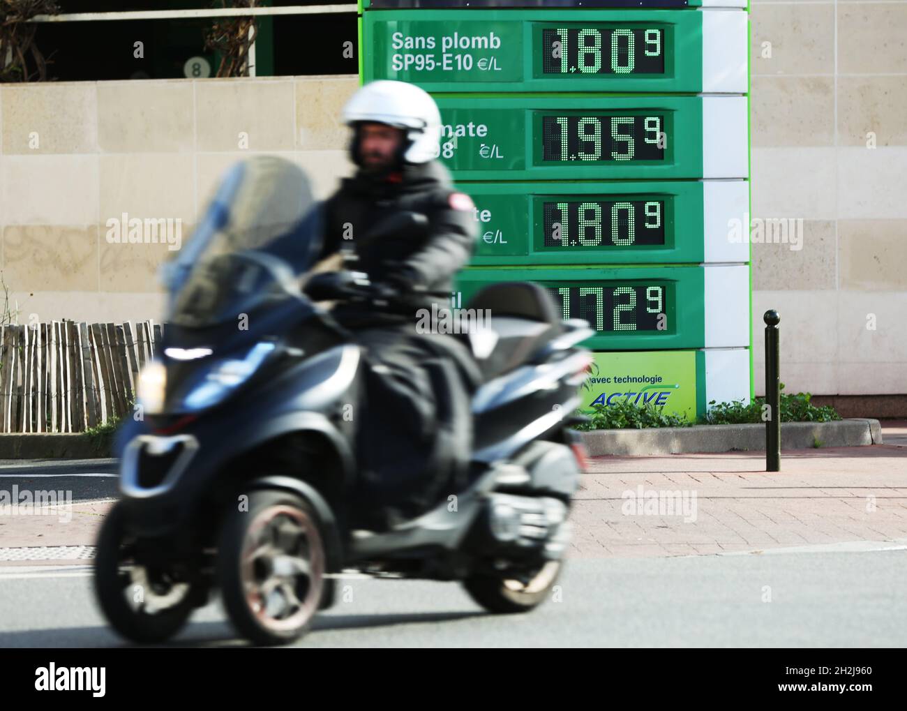 Paris, France.22 octobre 2021.Les prix de l'essence et du diesel sont indiqués sur un panneau à l'entrée d'une station-service à Paris, France, le 22 octobre 2021.Le Premier ministre français Jean Castex a annoncé jeudi soir une allocation spéciale d'inflation de 100 euros (116 dollars américains) pour les personnes ayant un revenu mensuel net inférieur à 2,000 euros.La France a connu une croissance rapide des prix de l'énergie au cours des derniers mois.Le prix du diesel a atteint 1.56 euros par litre en moyenne et 1.62 euros pour l'essence, les deux étant des prix records.Credit: Gao Jing/Xinhua/Alamy Live News Banque D'Images