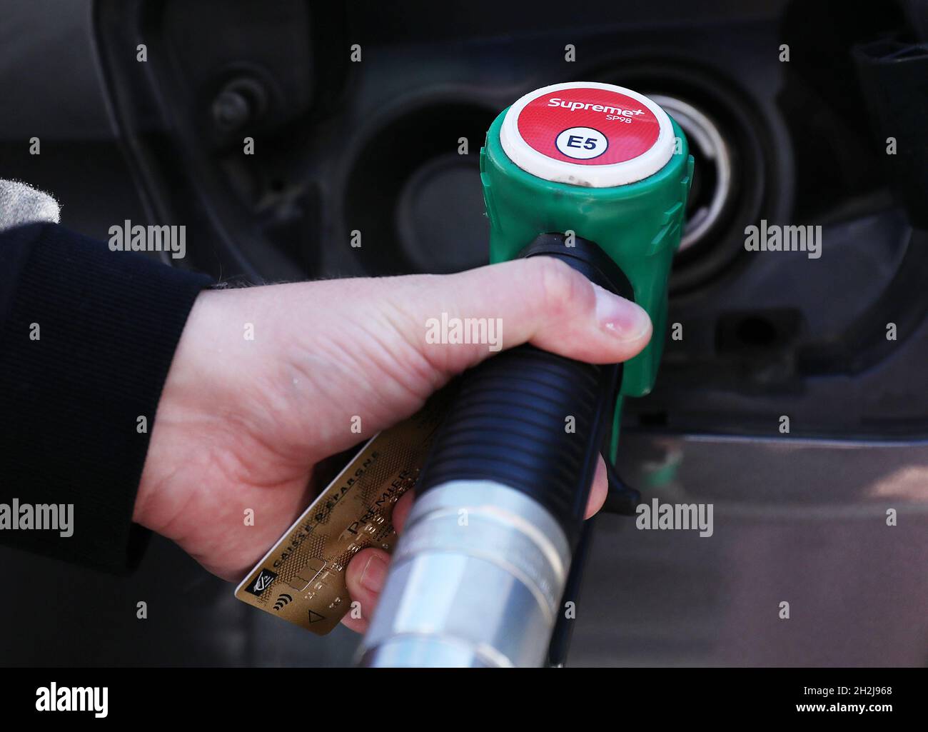 Paris, France.22 octobre 2021.Un client remplit le réservoir de sa voiture dans une station-service à Paris, France, le 22 octobre 2021.Le Premier ministre français Jean Castex a annoncé jeudi soir une allocation spéciale d'inflation de 100 euros (116 dollars américains) pour les personnes ayant un revenu mensuel net inférieur à 2,000 euros.La France a connu une croissance rapide des prix de l'énergie au cours des derniers mois.Le prix du diesel a atteint 1.56 euros par litre en moyenne et 1.62 euros pour l'essence, les deux étant des prix records.Credit: Gao Jing/Xinhua/Alamy Live News Banque D'Images