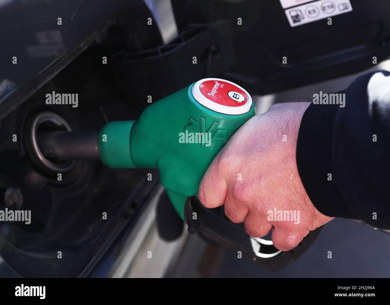 Paris, France.22 octobre 2021.Un client remplit le réservoir de sa voiture dans une station-service à Paris, France, le 22 octobre 2021.Le Premier ministre français Jean Castex a annoncé jeudi soir une allocation spéciale d'inflation de 100 euros (116 dollars américains) pour les personnes ayant un revenu mensuel net inférieur à 2,000 euros.La France a connu une croissance rapide des prix de l'énergie au cours des derniers mois.Le prix du diesel a atteint 1.56 euros par litre en moyenne et 1.62 euros pour l'essence, les deux étant des prix records.Credit: Gao Jing/Xinhua/Alamy Live News Banque D'Images