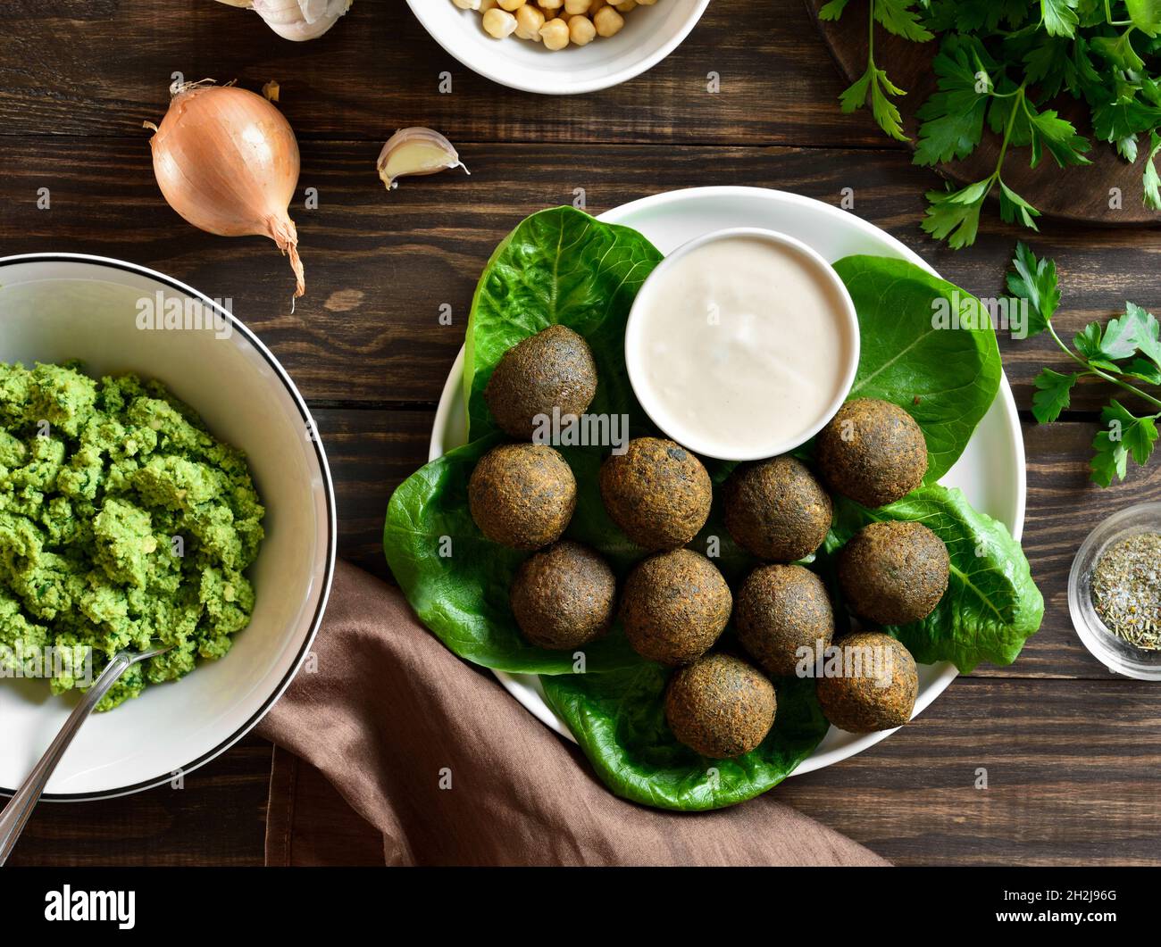 Boules de falafel.Boules frites profondes de pois chiches moulus sur plaque sur fond de bois.Vue de dessus, plan d'appartement Banque D'Images