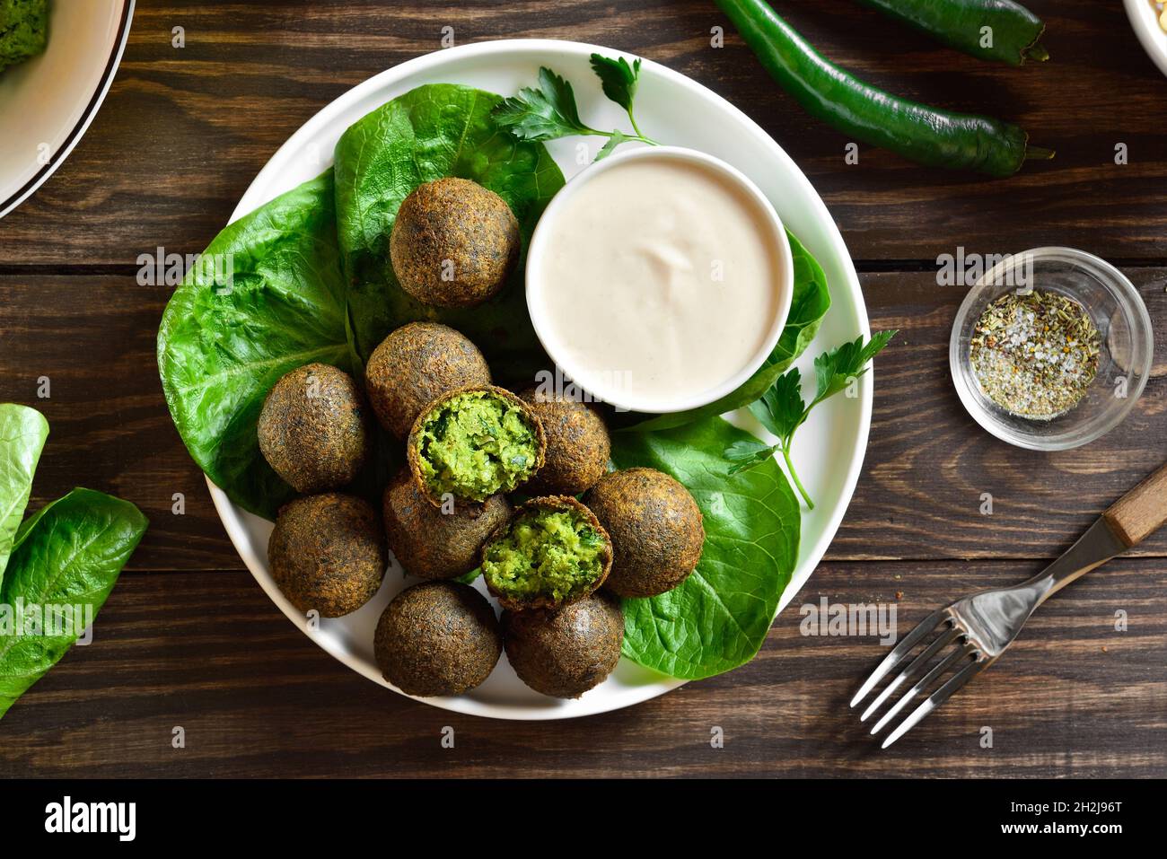 Boules frites de pois chiches moulus.Cuisine traditionnelle du Moyen-Orient.Arrière-plan en bois, vue de dessus, plat, gros plan Banque D'Images