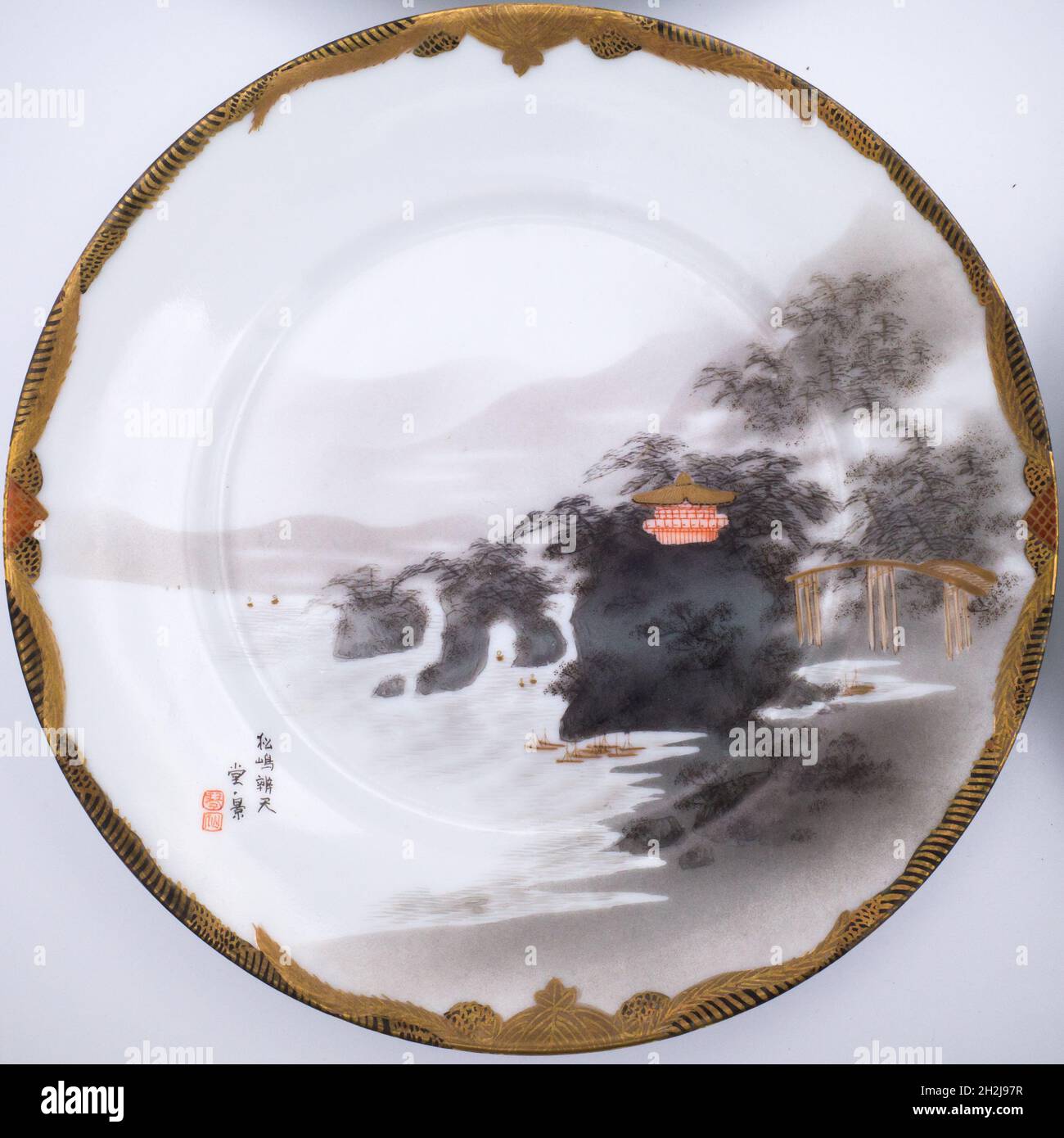 Assiette en porcelaine style japonais antique Satsuma Kutani avec  décoration et inscription dorées peintes à la main Photo Stock - Alamy