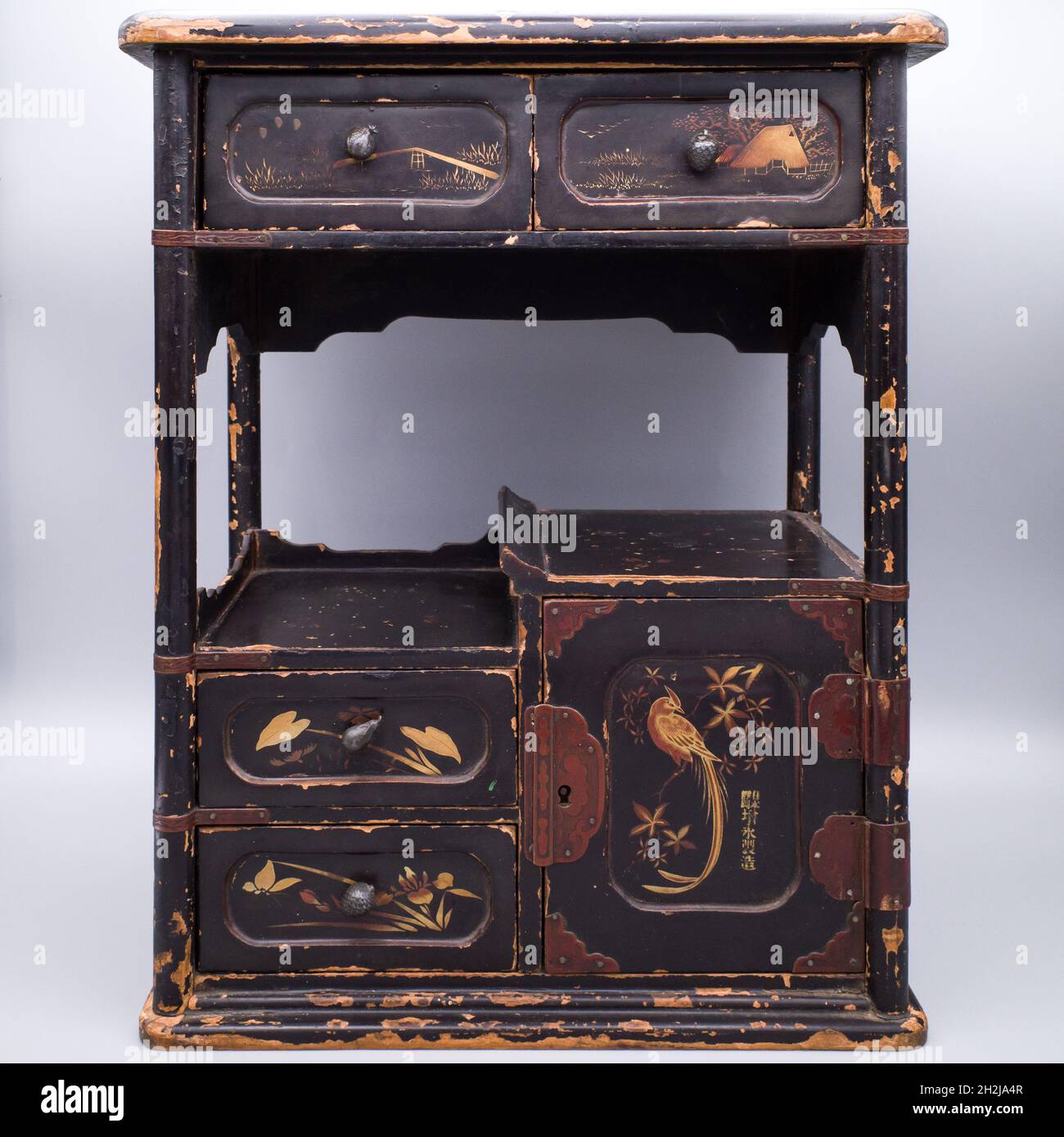 Ancien meuble de présentation en bois laqué japonais doré.Inscrit.Période Meiji (1868-1912) Banque D'Images
