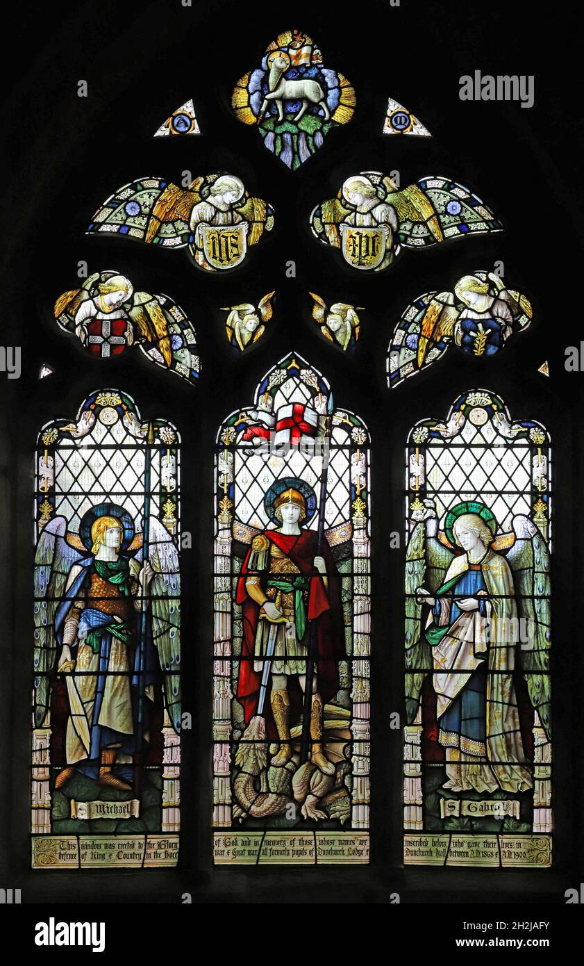Vitraux de Shrigley & Hunt représentant les saints Michael, George et Gabriel, l'église Saint-Pierre, Dunchurch, Warwickshire Banque D'Images