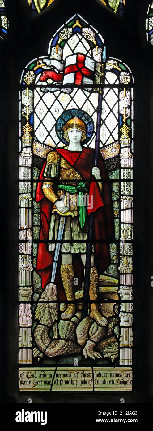 Vitraux de Shrigley & Hunt représentant Saint George qui a balané le dragon, l'église Saint-Pierre, Dunchurch, Warwickshire Banque D'Images
