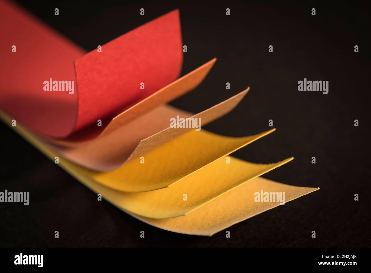 Des bandes de carton coloré que la texture et l'arrière-plan sur fond noir Banque D'Images