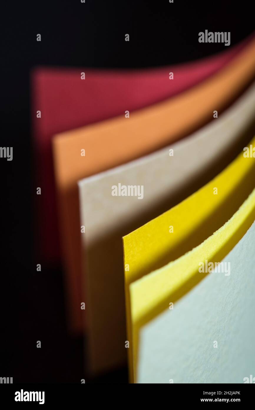 Des bandes de carton coloré que la texture et l'arrière-plan sur fond noir Banque D'Images
