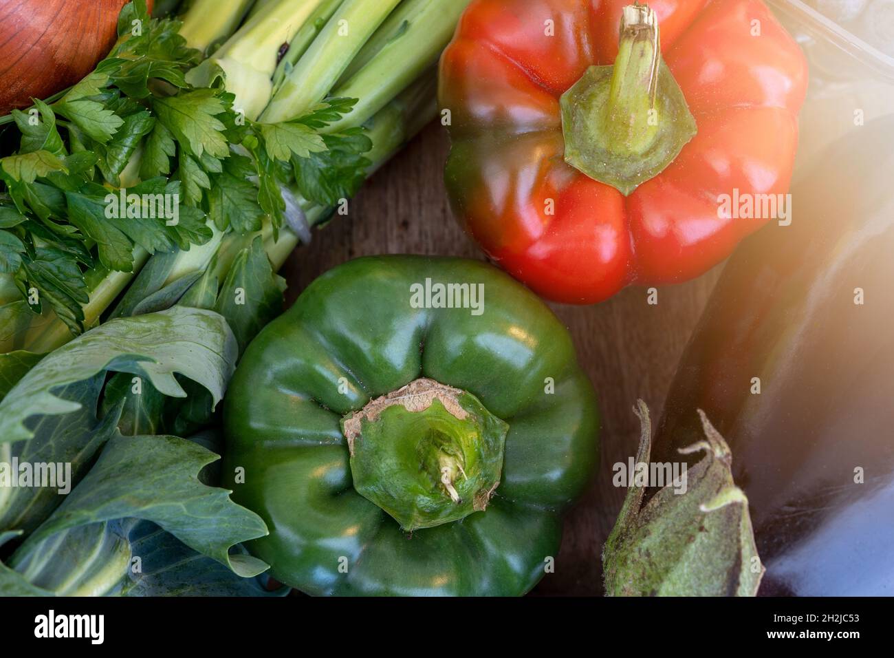 bio légumes et fruits, frais mélangés dans un panier en bois récolté le matin.Bio box du concept de marché agricole local régional Banque D'Images