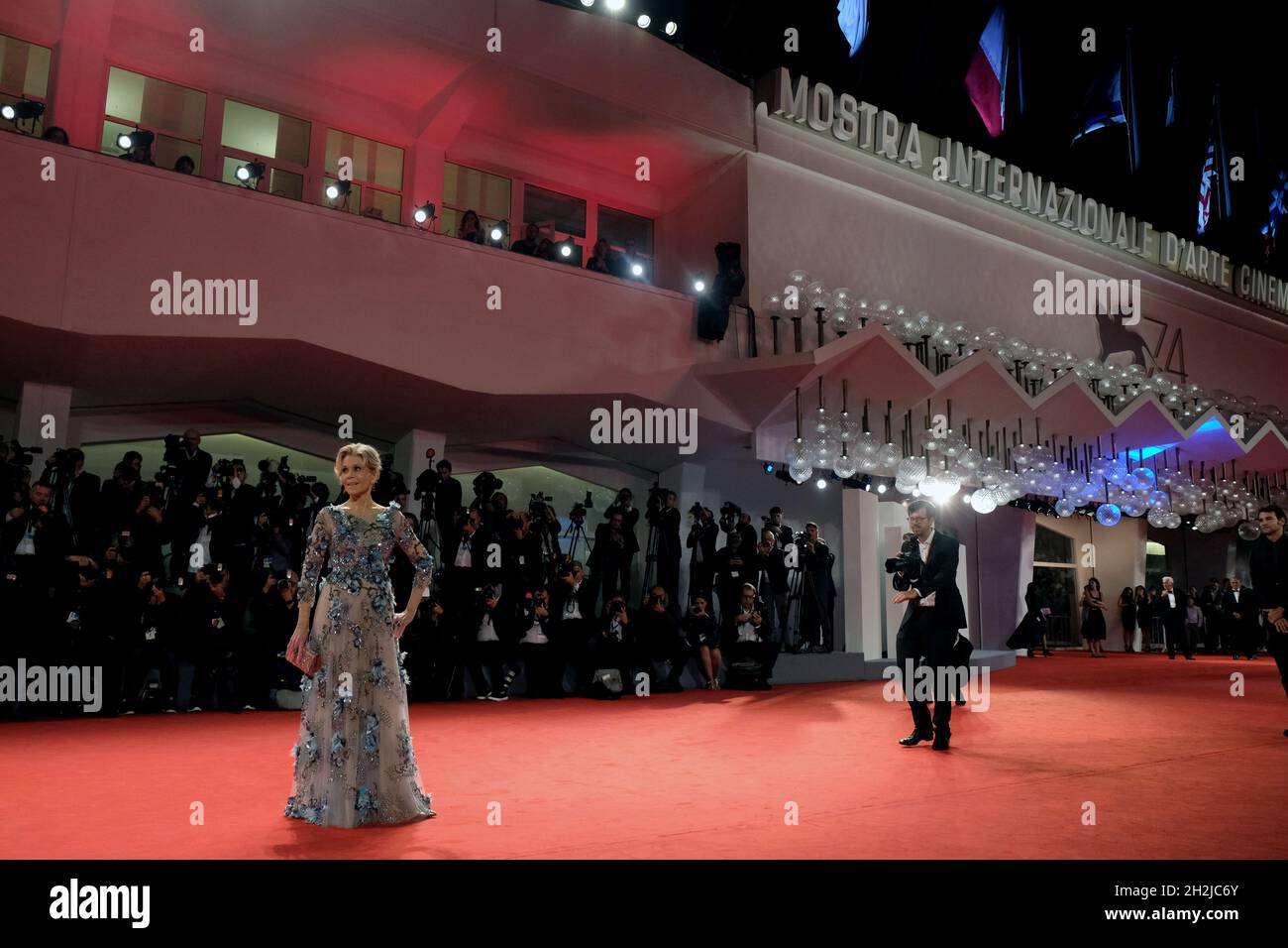 Jane Fonda marche le tapis rouge avant la projection de « nos âmes de nuit » pendant le 74e Festival du film de Venise.Venise, Italie, 01 septembre 2017.( Banque D'Images