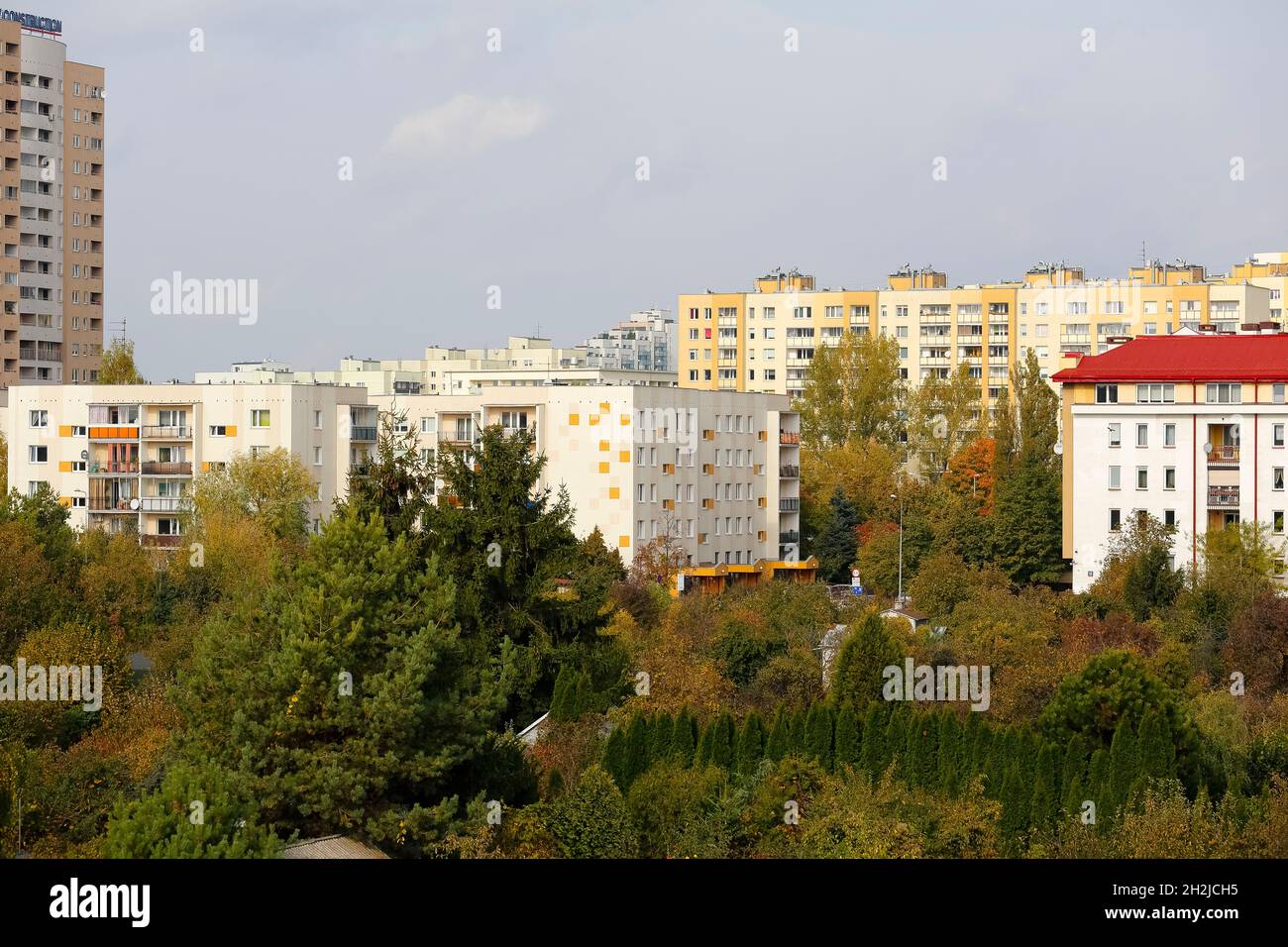 Varsovie, Pologne - 15 octobre 2021 : bâtiments résidentiels où vivent de nombreuses familles dans le quartier résidentiel de Goclaw.Il y a beaucoup d'arbres et de plantes à proximité Banque D'Images