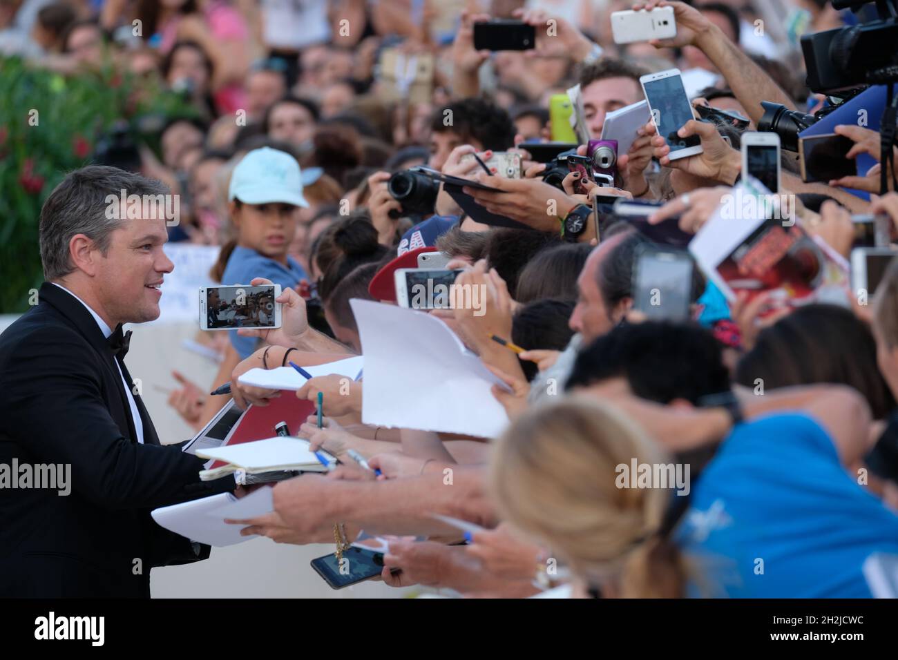 L'acteur Matt Damon signe des autographes lors d'un tapis rouge pour le film "Downsizing" au 74e Festival du film de Venise à Venise, Italie le 30 août 2017. Banque D'Images