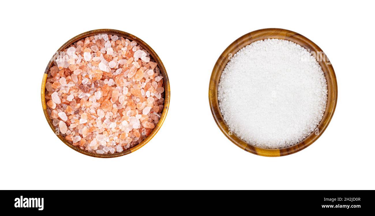 Vue de dessus de l'assaisonnement rose au sel de l'himalaya dans un bol rond en bois brun, isolé sur fond blanc. Banque D'Images