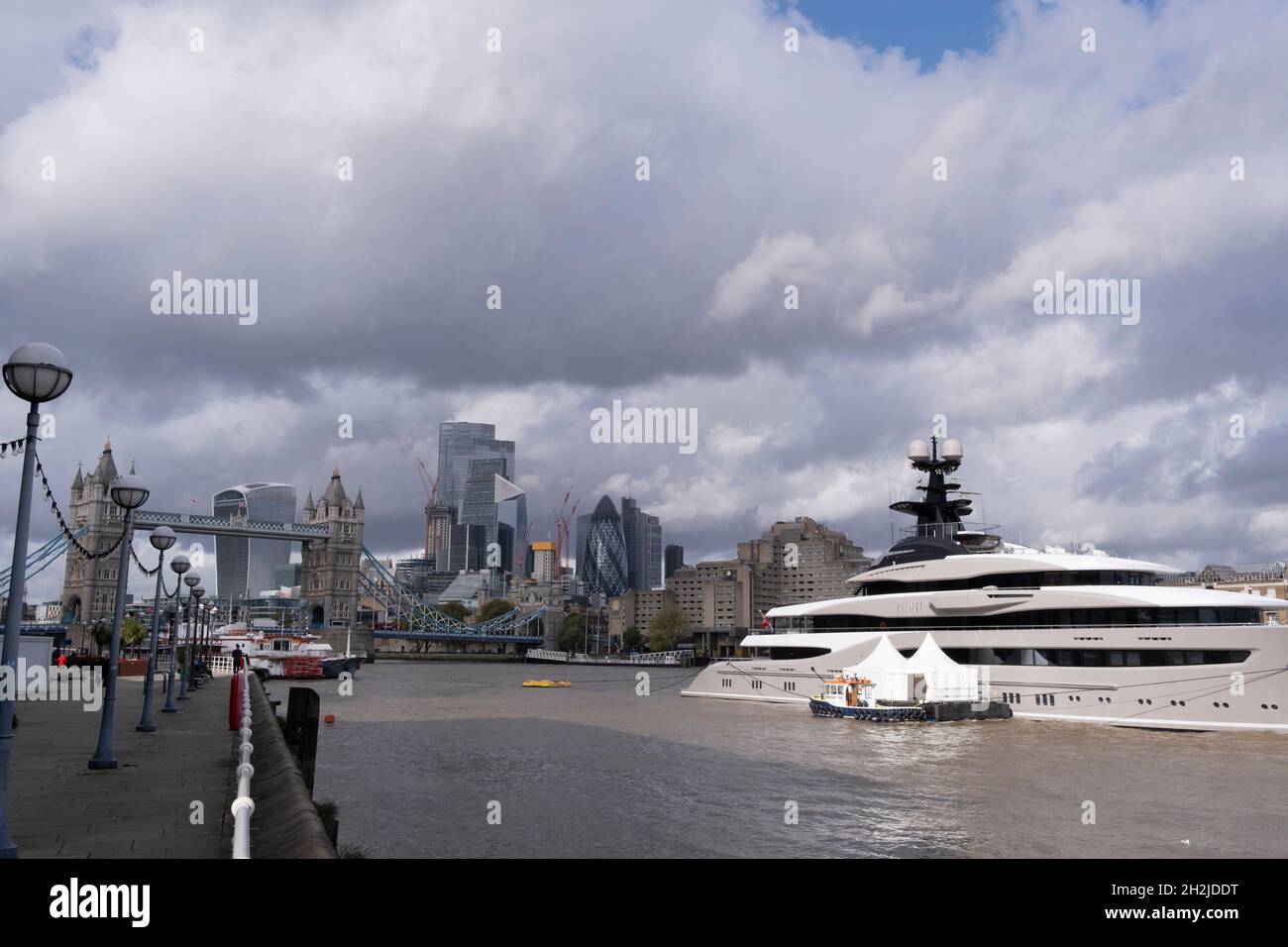 Le yacht 'Kismet' est amarré en face de Butler's Wharf, en aval sur la Tamise depuis Tower Bridge et les gratte-ciels du quartier financier de la capitale, le 20 octobre 2021, à Londres, en Angleterre.'Kismet' est un yacht de 95,2 m (312 pi) de long qui a été construit en 2014.Il est géré par l'entreprise Moran Yacht & Ship Chartering et appartient au milliardaire pakistanais-américain Shahid Khan.'Kismet' signifie 'mestiny' ou 'destin' dans l'ourdou natif de Khan. Banque D'Images