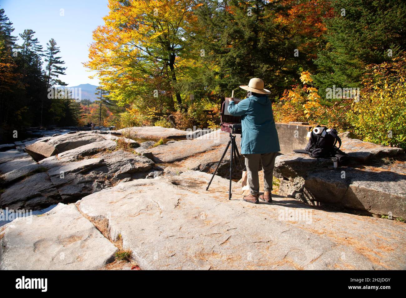 Un artiste au travail dans les chutes Jackson - Jackson, New Hampshire, États-Unis Banque D'Images