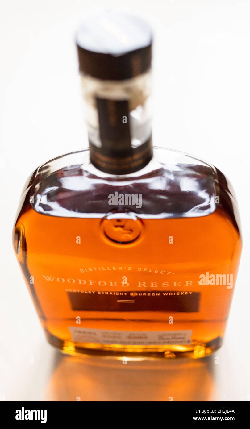 Moscou, Russie - 22 septembre 2021 : bouteille avec whisky bourbon droit Woodford Reserve sur table marron clair.La fabrication du bourbon fin a commencé sur le site Banque D'Images