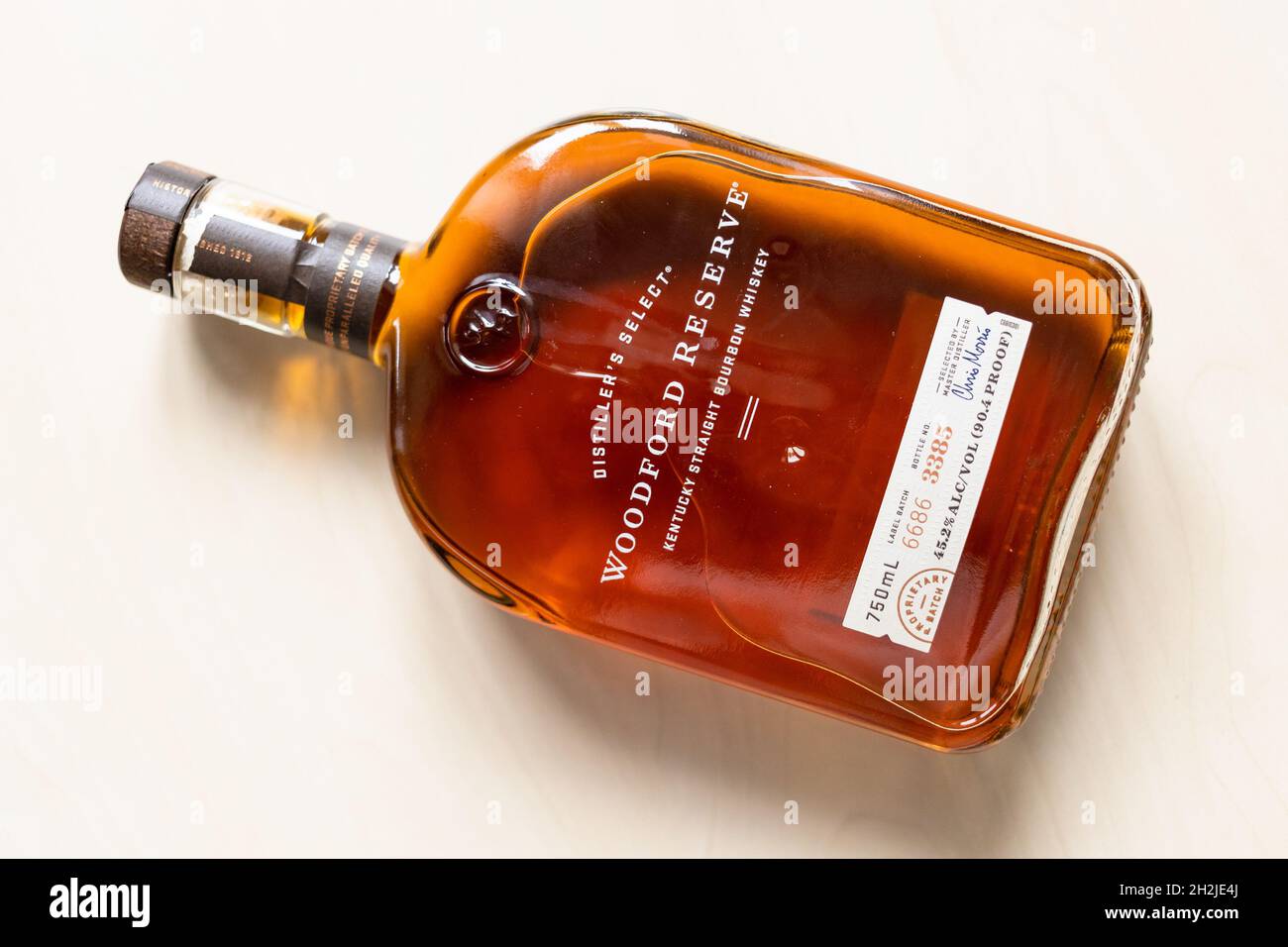 Moscou, Russie - 22 septembre 2021 : vue de dessus d'une bouteille couchée avec le whisky bourbon droit de Woodford Reserve sur une table lumineuse.La fabrication du bourbon fin a commencé Banque D'Images
