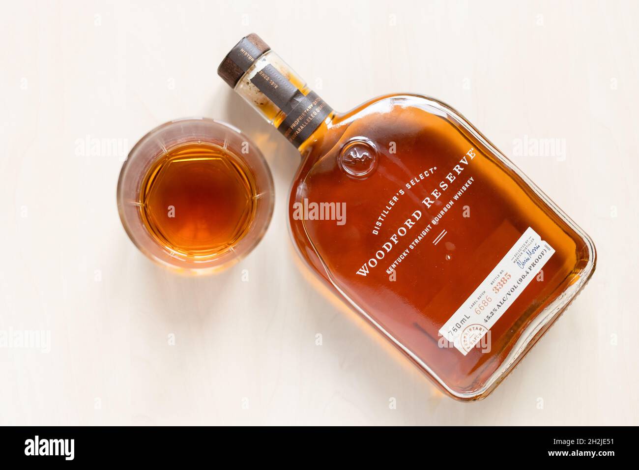 Moscou, Russie - 22 septembre 2021 : bouteille en verre et couchée avec whisky bourbon droit Woodford Reserve sur table lumineuse.La fabrication du bourbon fin a commencé Banque D'Images