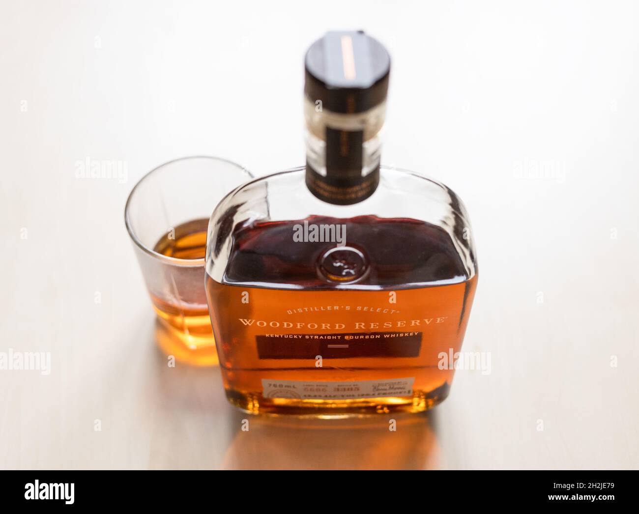 Moscou, Russie - 22 septembre 2021 : bouteille et verre de whisky bourbon droit de Woodford Reserve sur table marron clair.La fabrication du bourbon fin a commencé Banque D'Images