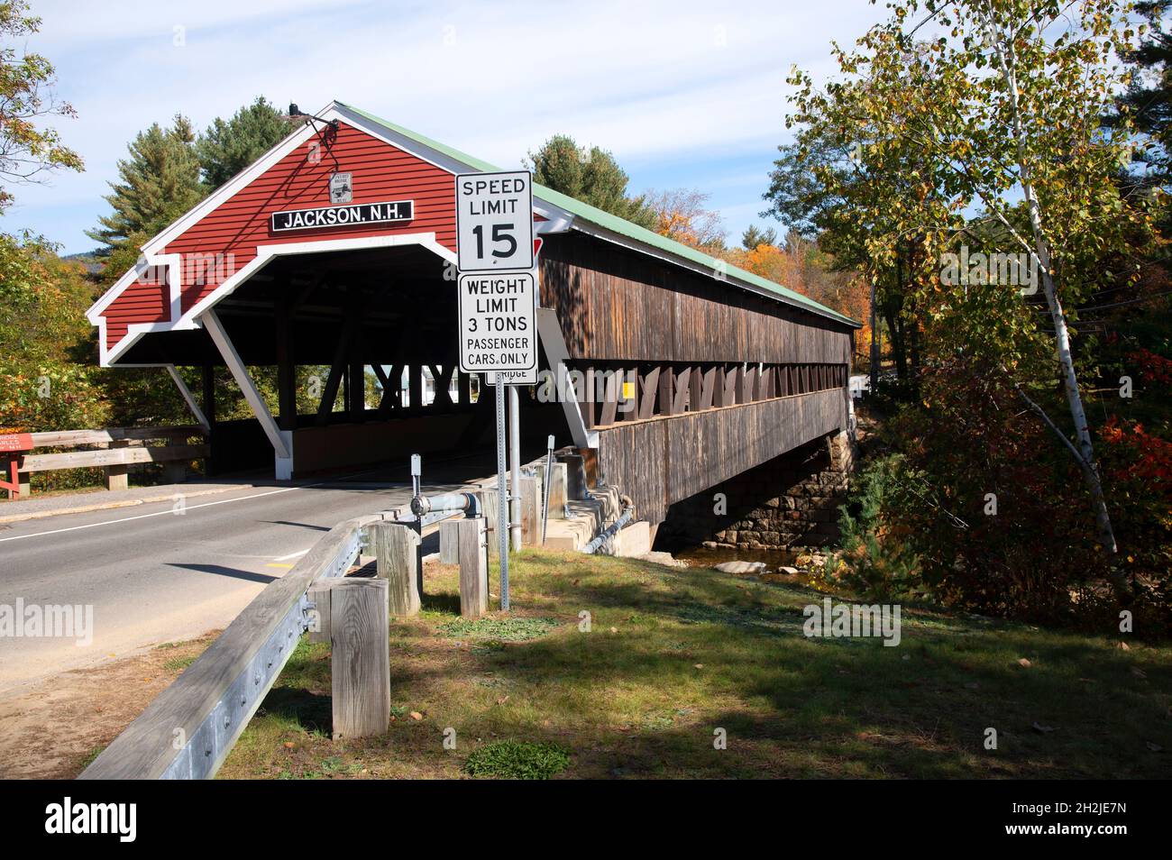Le pont couvert de lune de miel à Jackson, New Hampshire.ÉTATS-UNIS.Construit en 1876.Il traverse la rivière Ellis Banque D'Images