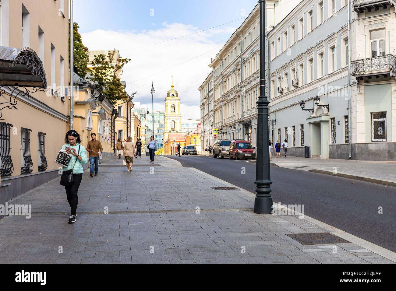 Moscou, Russie - 23 août 2021 : les habitants de la rue Rozhdestvenka dans la ville de Moscou le jour d'été nuageux.Le nom de la rue a été donné dans XIV-XV cent par N Banque D'Images