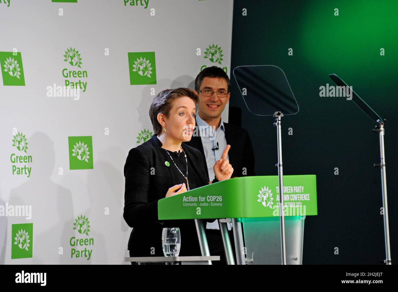 Birmingham, Royaume-Uni.22 octobre 2021.Récemment nommés, les dirigeants du Parti Vert d'Angleterre et du pays de Galles, Carla Denyer et Adrian Ramsay, ont ouvert la conférence annuelle du parti par un appel au gouvernement pour étendre les paiements de carburant d'hiver à tous les ménages en Grande-Bretagne.Ils demandent au gouvernement de fournir à chaque ménage d'Angleterre et du pays de Galles un supplément de 320 livres pour les aider à payer pour la hausse des coûts énergétiques et à éviter la pauvreté énergétique.Credit: G. P. Essex/Alay Live News Banque D'Images