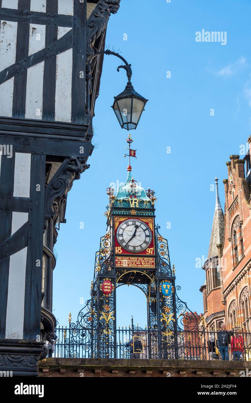 Face à l'est, horloge eastgate au-dessus de la passerelle murale de la ville Chester City 2021 Banque D'Images