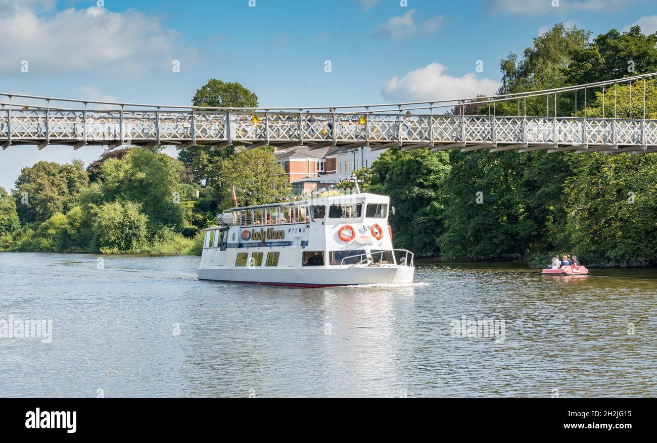 Lady Diana bateau de plaisance sur la rivière Dee passant sous le pont suspendu Chester 2021 Banque D'Images