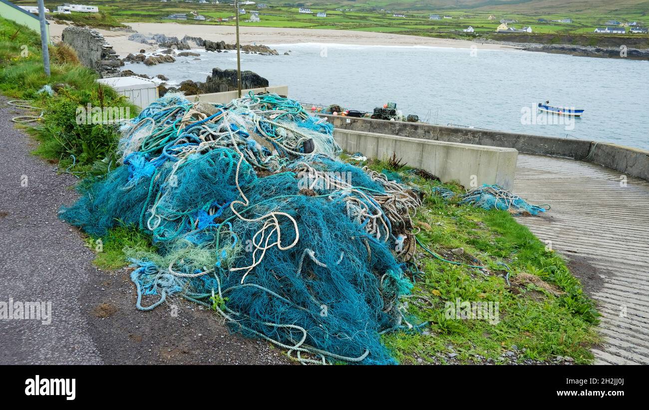 Pile de filets de pêche rejetés, un danger potentiel pour l'environnement, Ballydonegan, Comté de Cork, Irlande - John Gollop Banque D'Images
