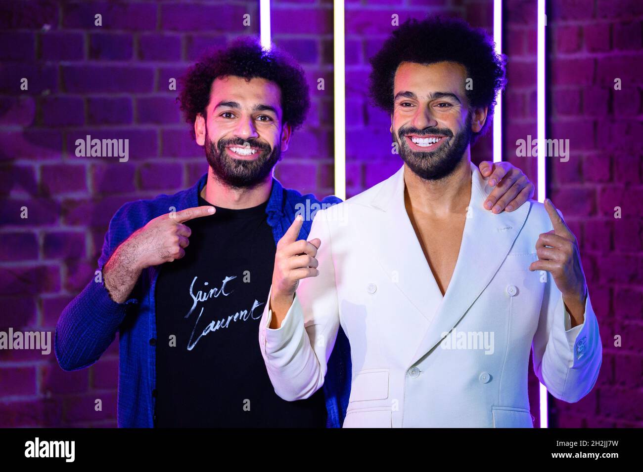 Non exclusif: ***AUCUN MAIL EN LIGNE SAUF ACCORD*** la superstar de football Mo Salah est venu face à face avec lui à Madame Tussauds Londres, comme le foie Banque D'Images