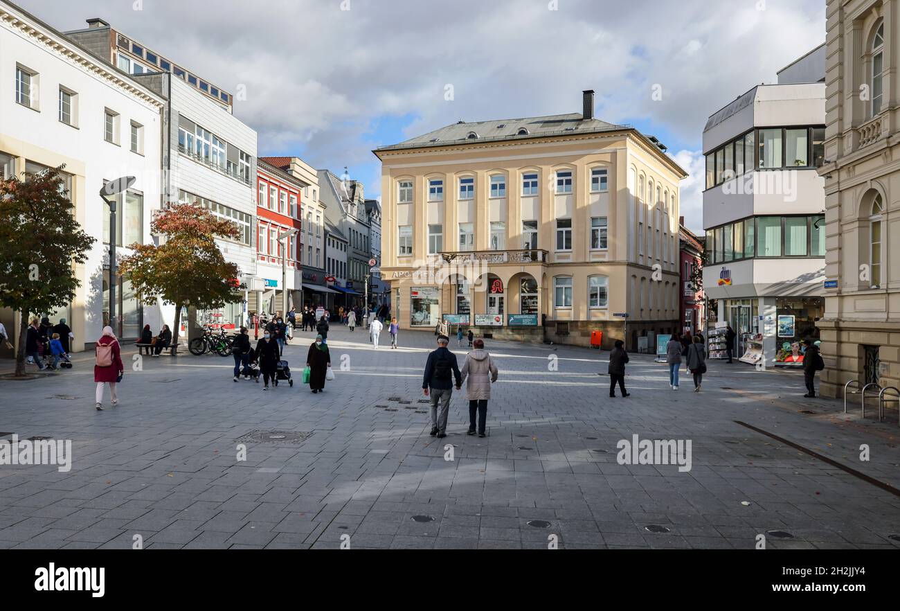 Iserlohn, Rhénanie-du-Nord-Westphalie, Allemagne - vue sur la ville Iserlohn.Les passants marchent dans la zone piétonne de la vieille ville à l'époque de la pandémie de Corona Banque D'Images