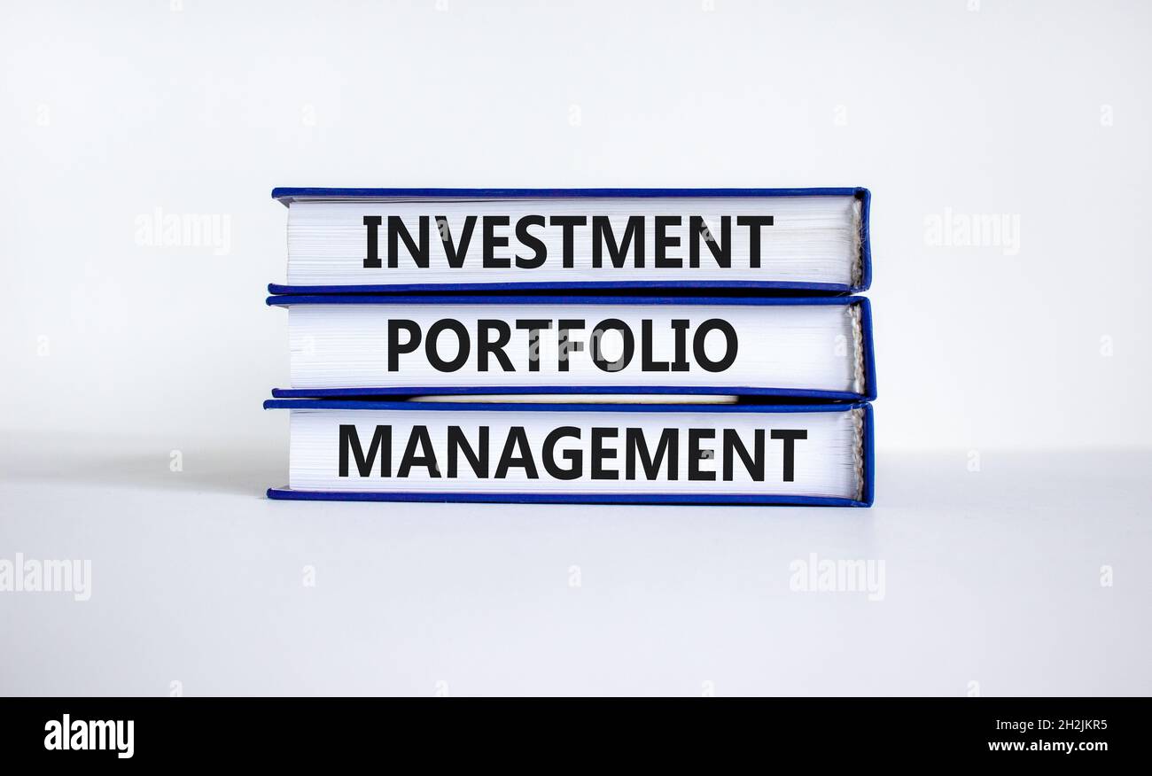Symbole de gestion de portefeuille d'investissement.Mots de concept « gestion de portefeuille d'investissement » sur les livres.Magnifique fond blanc.Entreprise, investissement Banque D'Images
