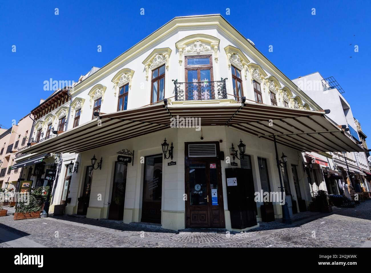 Bucarest, Roumanie - 27 mars 2021 : vieux bâtiments dans le centre historique en une journée ensoleillée de printemps Banque D'Images