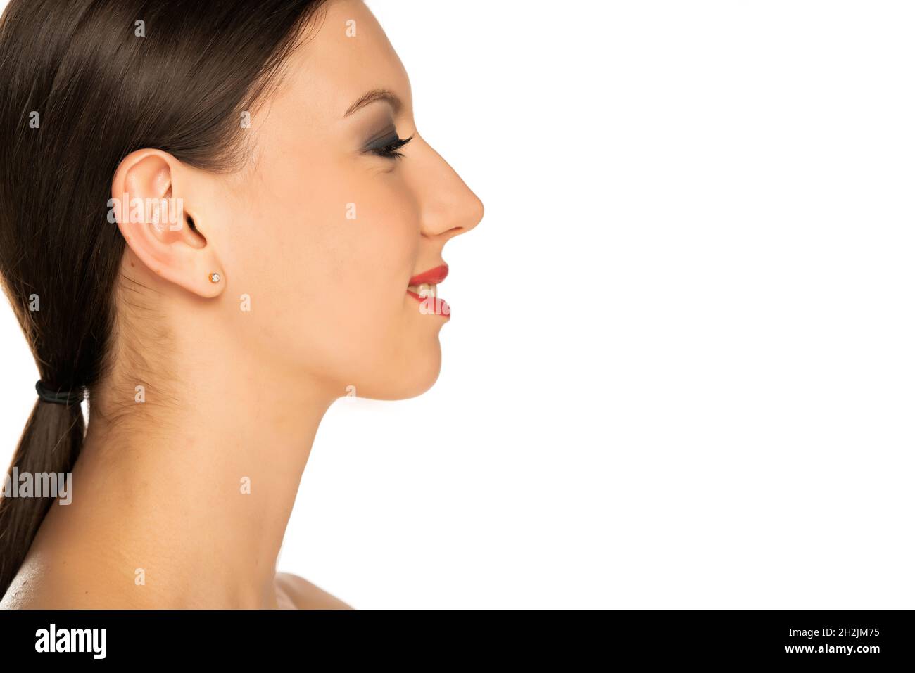 profil d'une jeune belle femme souriante sur fond blanc Banque D'Images