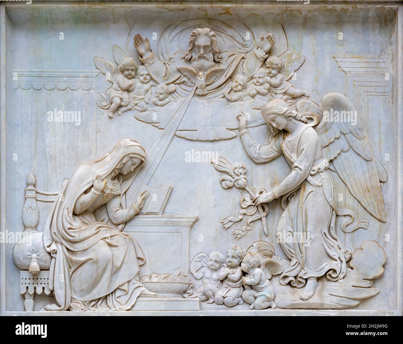 Rome - le soulagement de l'Annonciation sur la colonne Immaculée conception de la place Piazza Espana conçu par Luigi Poletti et inauguré. Banque D'Images